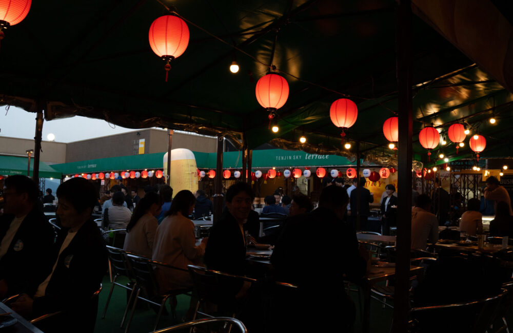 天神ビア　店内　夕暮れ