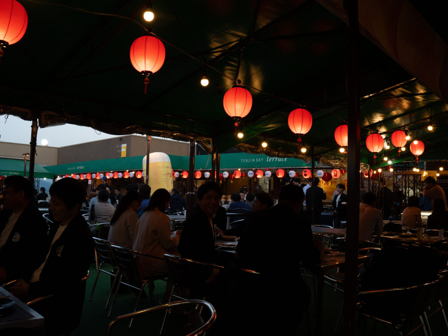天神ビア　店内　夕暮れ