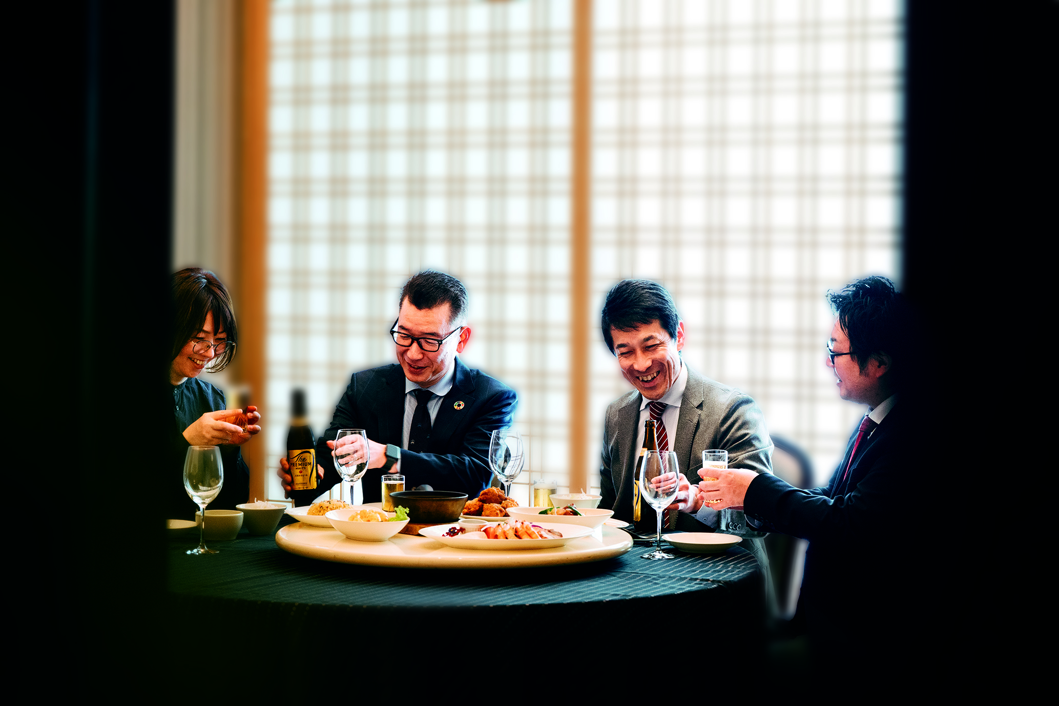 会社の宴会で乾杯